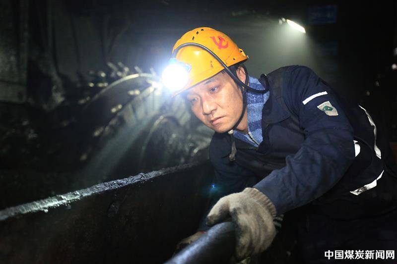最“牛”的“煤亮子”——记华亭煤业公司陈家沟煤矿综采队队长、